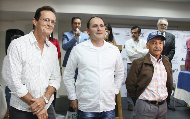 Paul Kevin Doyle (à gauche), gagnant de le Cup of Excellente Colombie Nord 2019. Photo : El Diario